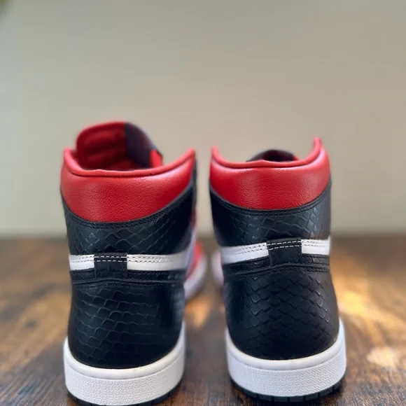 Nike Women’s Jordan 1 High OG Shoes - Size 9.5 - Picture 5 of 8